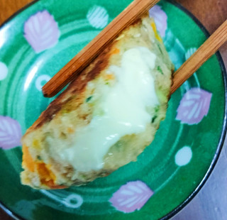 「コープ チーズがとろ～り 5種の緑黄色野菜のとうふハンバーグ 袋320g」のクチコミ画像 by おうちーママさん