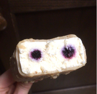 「ハーゲンダッツ クランチークランチ ブルーベリーチーズケーキ 箱80ml」のクチコミ画像 by ゆにょちゃぬさん