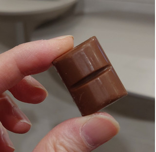 「江崎グリコ 神戸ローストショコラ 濃厚ミルクチョコレート」のクチコミ画像 by ももたろこさん