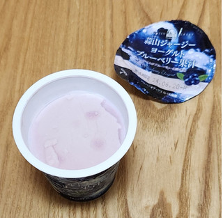 「ヒルラク 蒜山ジャージーヨーグルト ブルーベリー果汁 カップ90g」のクチコミ画像 by みにぃ321321さん