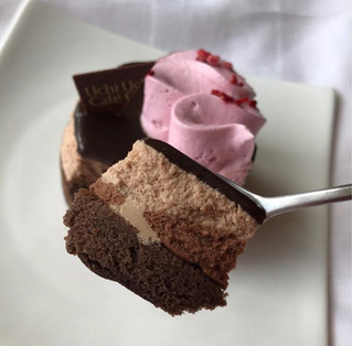 「ローソン Uchi Cafe’ SWEETS ルビーチョコレートのショコラケーキ」のクチコミ画像 by かもみーるさん