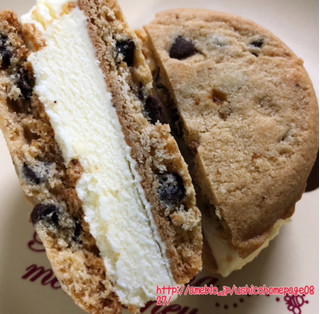 「森永製菓 ステラおばさんのクッキーサンドアイス チョコチップクッキー 箱1個」のクチコミ画像 by マロンまろんさん