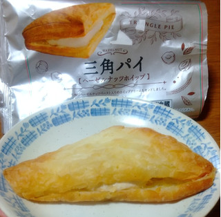 「ヤマザキ おいしい菓子パン 三角パイヘーゼルナッツホイップ 袋1個」のクチコミ画像 by uhkkieさん