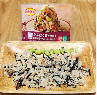 「ローソン たんぱく質が摂れる 鶏肉と枝豆のひじきごはんおにぎり 国産もち麦入り」のクチコミ画像 by みにぃ321321さん