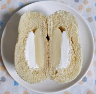 「ファミリーマート ファミマルBakery たっぷりミルククリームパン」のクチコミ画像 by ゆるりむさん