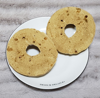 「ニューデイズ Panest BAGEL＆BAGEL ベーグル 北海道産生クリームとキャラメル 1個」のクチコミ画像 by みにぃ321321さん