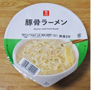 「セブン＆アイ セブン・ザ・プライス 豚骨ラーメン カップ65g」のクチコミ画像 by 7GのOPさん