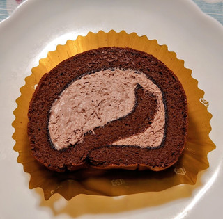 「セブン-イレブン ふわっと食感のチョコロールケーキ」のクチコミ画像 by glaceさん