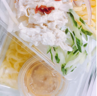 「ローソン こんにゃく麺と蒸し鶏のサラダ」のクチコミ画像 by ゆにょちゃぬさん