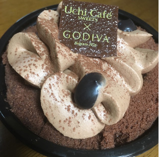 「ローソン Uchi Cafe’ SWEETS × GODIVA ショコラロールケーキ」のクチコミ画像 by レビュアーさん