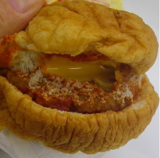 「ヤマザキ とろ～りとしたチーズのハンバーガー 1個」のクチコミ画像 by キックンさん