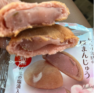 「ファミリーマート ファミマスイーツ もっちり食感の桜まんじゅう 袋1個」のクチコミ画像 by わやさかさん