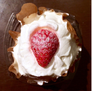 「ローソン Uchi Cafe’ SWEETS Specialite 雲泡クリームの苺ショート」のクチコミ画像 by カスタード ホイップさん