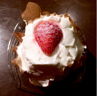 「ローソン Uchi Cafe’ SWEETS Specialite 雲泡クリームの苺ショート」のクチコミ画像 by カスタード ホイップさん