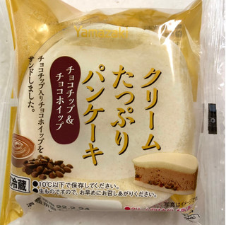 「ヤマザキ クリームたっぷりパンケーキ チョコチップ＆チョコホイップ1個 袋1個」のクチコミ画像 by SANAさん