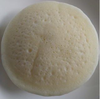 「セブン-イレブン 北海道産クリームチーズ使用 ふわもちレアチーズどら」のクチコミ画像 by るったんさん