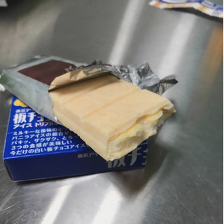 「森永製菓 板チョコアイス トリプルホワイト 箱72ml」のクチコミ画像 by たーしーさん