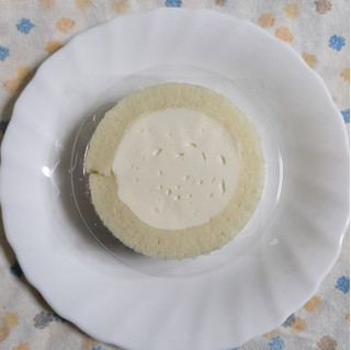「ローソン Uchi Cafe’ × Milk MILK ロールケーキ 練乳ソース入り」のクチコミ画像 by ゆるりむさん