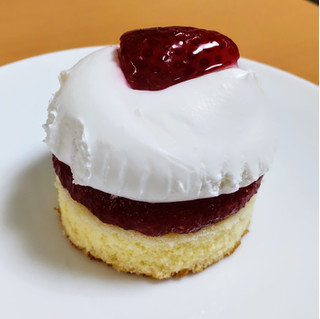 「ローソン Uchi Cafe’ ぽってりクリームのショートケーキ」のクチコミ画像 by はるなつひさん