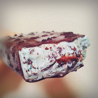 「コールド・ストーン・クリーマリー プレミアムアイスクリームバー クランチー チョコミンスター 袋105ml」のクチコミ画像 by こまこまこさん