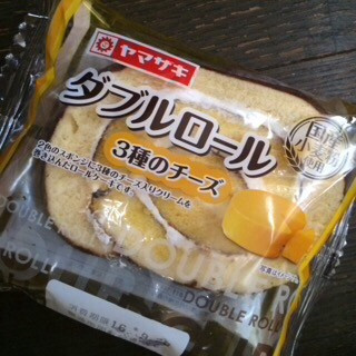「ヤマザキ ダブルロール 3種のチーズ 袋1個」のクチコミ画像 by ちょぱこさん