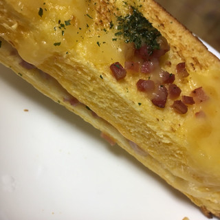 「ローソン 厚切りフレンチトースト ベーコン＆チーズ」のクチコミ画像 by きゃちゃんさん
