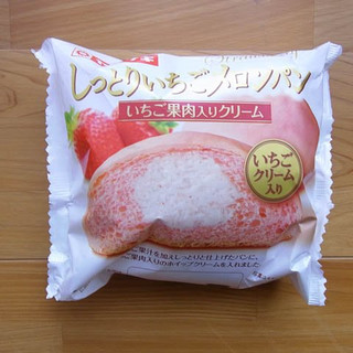 「ヤマザキ しっとりいちごメロンパン いちご果肉入りクリーム 袋1個」のクチコミ画像 by emaさん