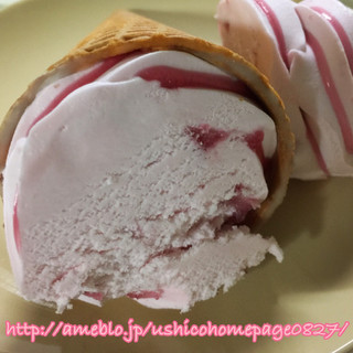 「ローソン Uchi Cafe’ SWEETS ミルクワッフルコーン苺 苺ソースを添えて」のクチコミ画像 by マロンまろんさん