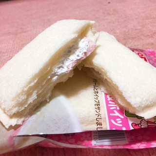 「ヤマザキ ランチパック 桜風味クリーム＆ホイップ 袋2個」のクチコミ画像 by ずんださん