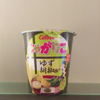 「カルビー じゃがりこ ゆず胡椒味 カップ52g」のクチコミ画像 by si_ro_さん