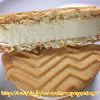 「セブンプレミアム チーズが香るクッキーサンドアイス 袋1個」のクチコミ画像 by マロンまろんさん