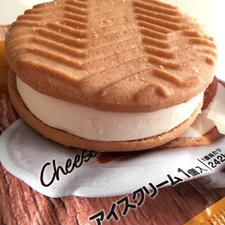 「セブンプレミアム チーズが香るクッキーサンドアイス 袋1個」のクチコミ画像 by fish moonさん