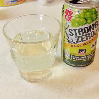 「サントリー チューハイ ‐196℃ ストロングゼロ まるごと白ぶどう 缶350ml」のクチコミ画像 by ビーピィさん