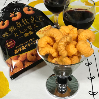 「明治 大人の贅沢カール 堅焼き仕立て 濃厚炙りチーズ味 袋50g」のクチコミ画像 by 南寄りの風さん