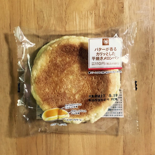 「ミニストップ MINISTOP CAFE バターが香るカリッとした平焼きメロンパン」のクチコミ画像 by ももかんづめさん