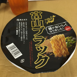 「寿がきや 全国麺めぐり 富山ブラックラーメン カップ109g」のクチコミ画像 by レビュアーさん