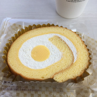 「セブン-イレブン こだわり卵のふんわりロールケーキ」のクチコミ画像 by paguyosh47さん
