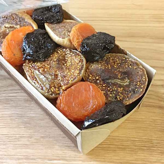 「成城石井 4種ドライフルーツのパウンドケーキ 1本」のクチコミ画像 by もみぃさん