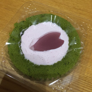 「ローソン 桜と抹茶のロールケーキ はる・はろう・ろうる」のクチコミ画像 by paguyosh47さん