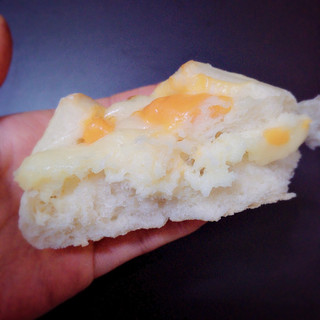 「ファミリーマート とろーりチーズの白いパン」のクチコミ画像 by はなっコさん