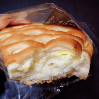 「ファミリーマート ファミマ・ベーカリー チーズクリームパン」のクチコミ画像 by はなっコさん