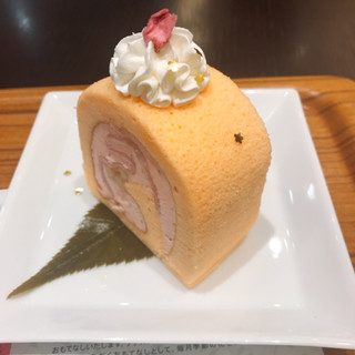 「nana’s green tea 桜と餅のロールケーキ」のクチコミ画像 by ユズハさん