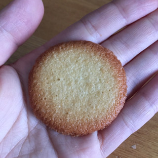 「ファミリーマート ラングドシャチョコサンドクッキー はちみつレモン」のクチコミ画像 by paguyosh47さん