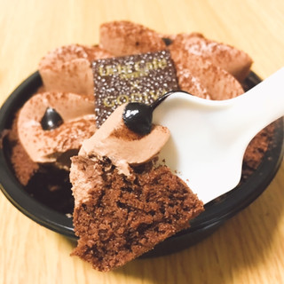 「ローソン Uchi Cafe’ SWEETS × GODIVA ショコラロールケーキ」のクチコミ画像 by coco-lifeさん