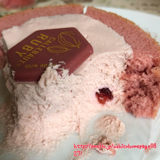 「ローソン Uchi Cafe’ SWEETS プレミアム ルビーチョコレートのロールケーキ」のクチコミ画像 by マロンまろんさん