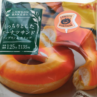 「ローソン もっちりとしたドーナツサンド パンプキン＆ホイップ」のクチコミ画像 by まえ子んさん