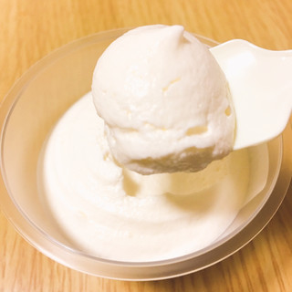 「ローソン Uchi Cafe’ SWEETS プレミアムロールケーキのクリーム」のクチコミ画像 by coco-lifeさん