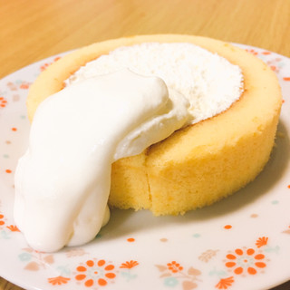 「ローソン Uchi Cafe’ SWEETS プレミアムロールケーキのクリーム」のクチコミ画像 by coco-lifeさん