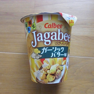 「カルビー Jagabee ガーリックバター味 カップ38g」のクチコミ画像 by emaさん