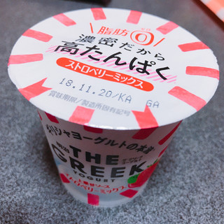 「明治 THE GREEK YOGURT ストロベリーミックス カップ100g」のクチコミ画像 by レビュアーさん